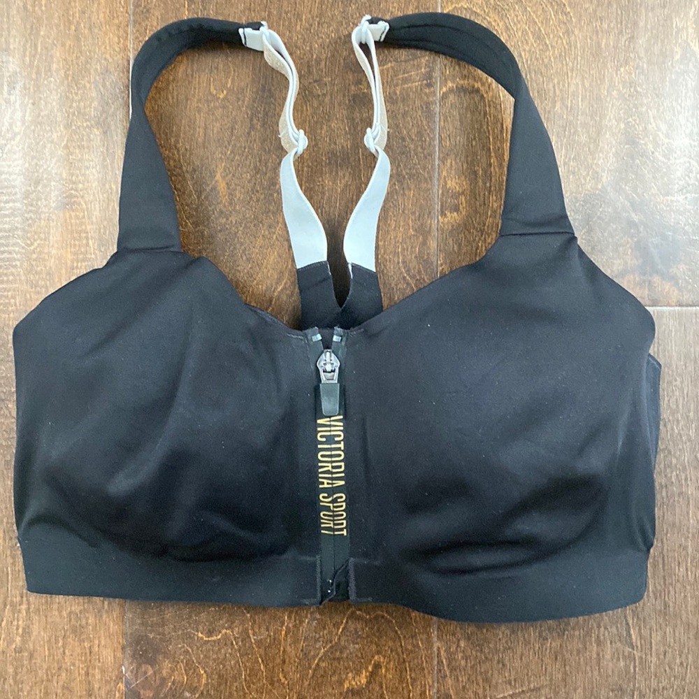 VICTORIA’S SECRET. Bra size 34DD